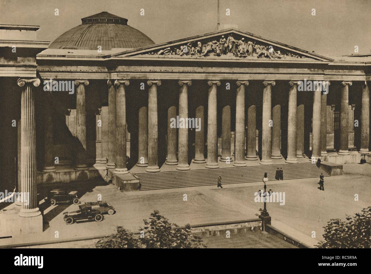 'Avant de la colonnade du Musée Britannique sur le site de l'ancienne Montague House', c1935. Organisateur : Donald McLeish. Banque D'Images
