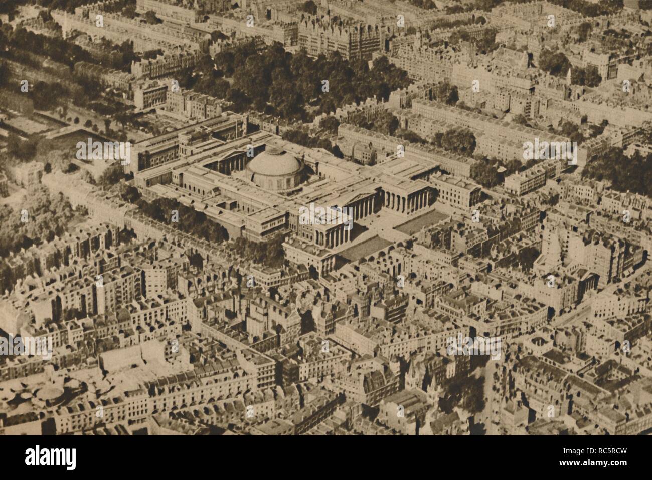 Un "roman sur le British Museum entouré par les arbres massés de Bloomsbury', c1935. Organisateur : Surrey Flying Services. Banque D'Images