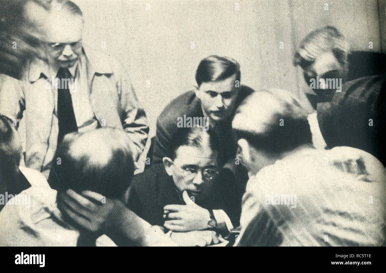 'À l'intérieur d'un camp d'internement allemand. Écouter les Américains à Londres.', 1942. Créateur : Inconnu. Banque D'Images