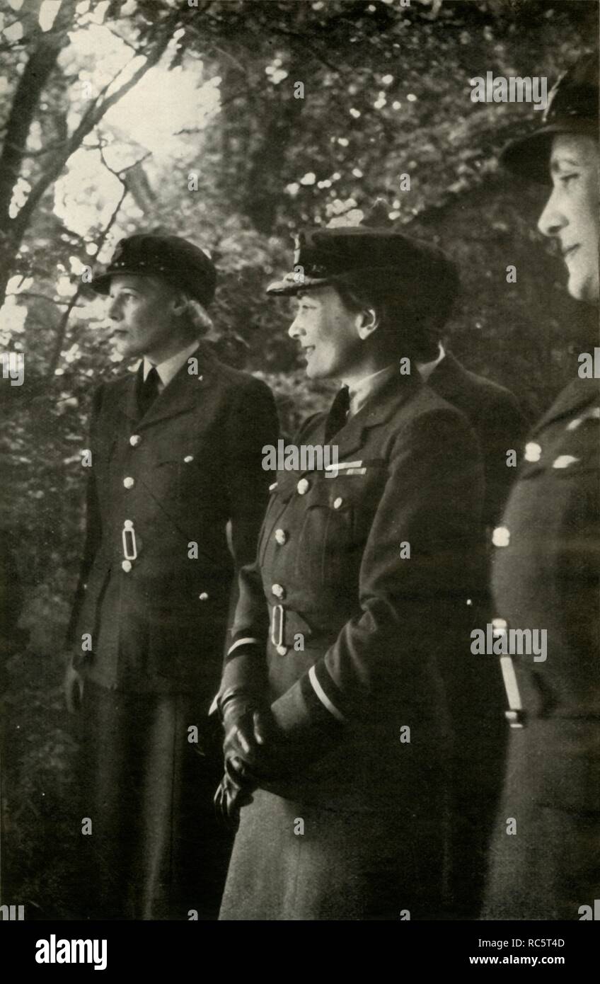 'S.a.r. La duchesse de Gloucester, Commandant de l'Air', c1943. Organisateur : Cecil Beaton. Banque D'Images