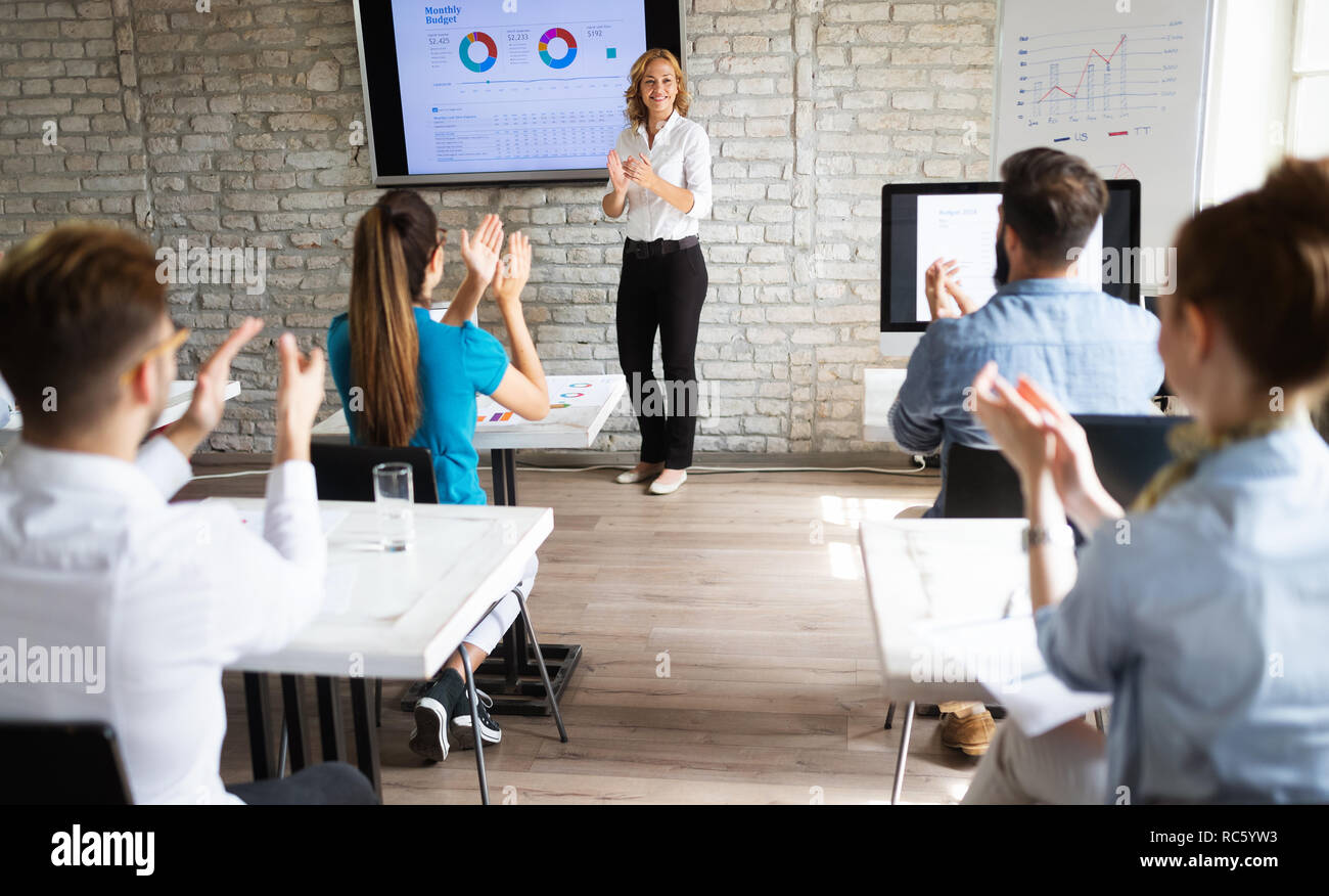 Groupe de gens heureux succès logiciel d'apprentissage de l'ingénierie et au cours de la présentation Banque D'Images