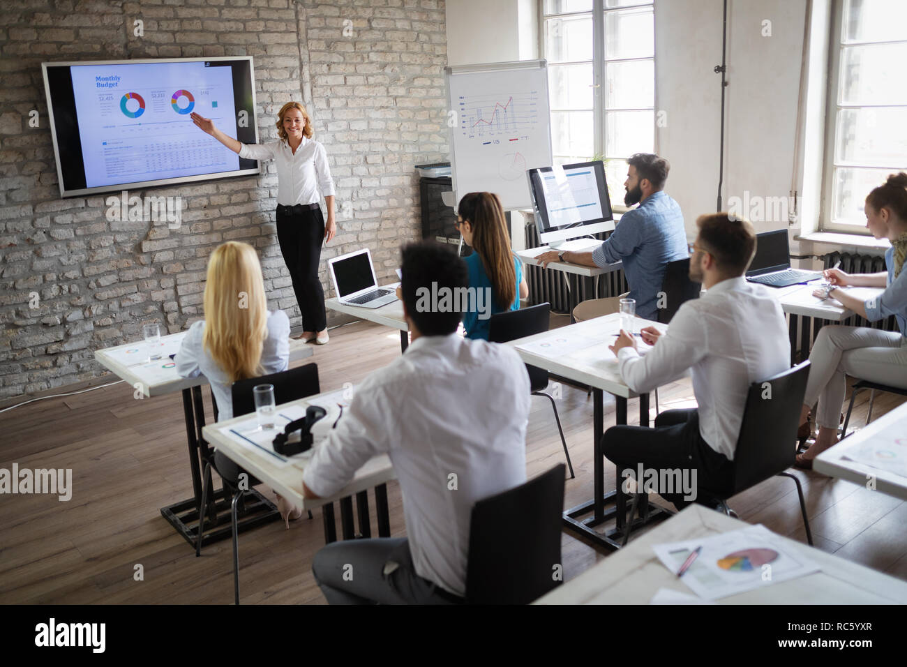 Groupe de gens heureux succès logiciel d'apprentissage de l'ingénierie et au cours de la présentation Banque D'Images