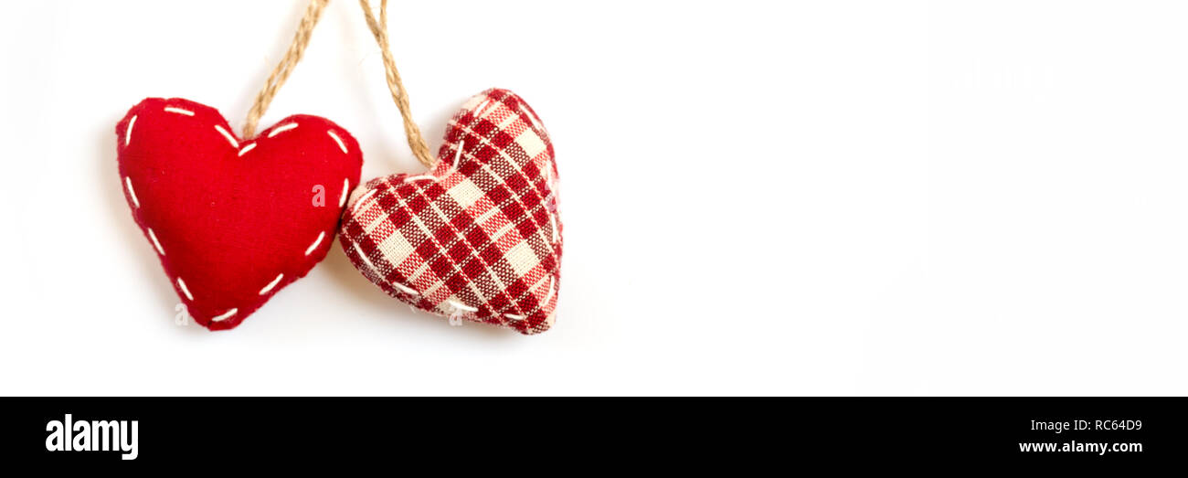 Deux coeurs en tissu rouge isolé sur fond blanc vue panoramique, l'amour et valentine concept Banque D'Images