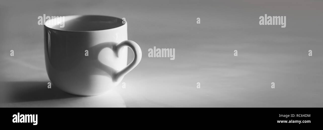L'ombre en forme de coeur sur une tasse à café, noir et blanc Banque D'Images