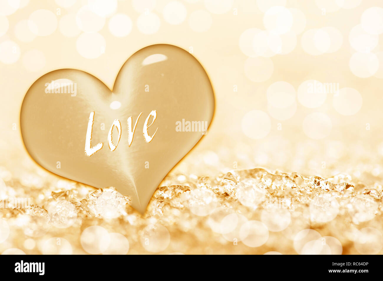 Mot amour écrit sur un coeur en or, fond brillant Banque D'Images