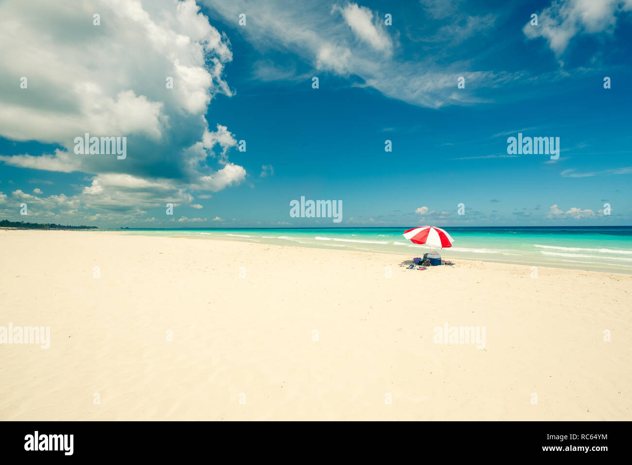 Belle plage de Varadero au cours d'une journée ensoleillée, de sable blanc et turquoise et vert mer des Caraïbes, du côté droit un parasol rouge,Cuba.concept photo Banque D'Images