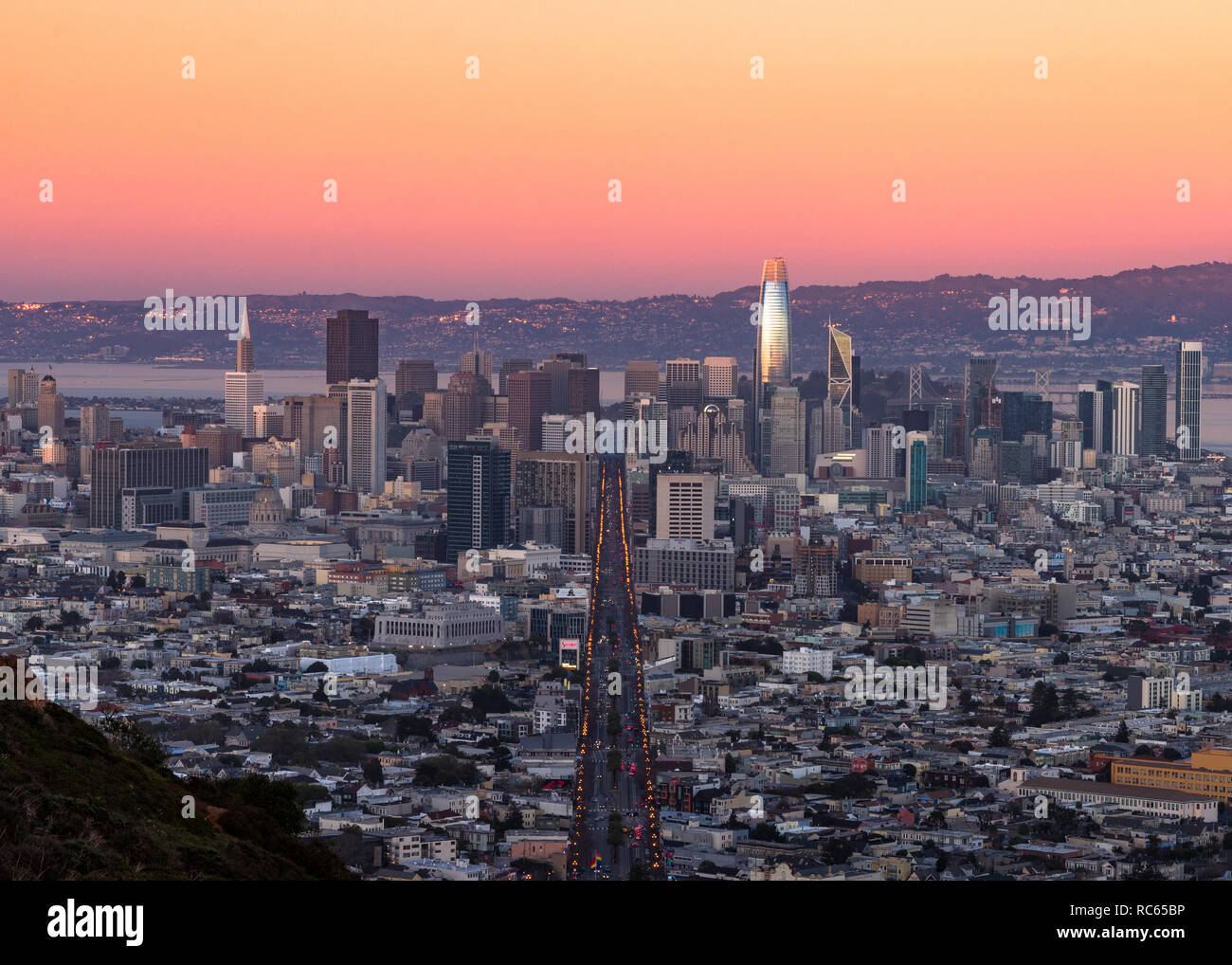 Vue magnifique du centre-ville de San Francisco depuis le haut de Twin Peaks au coucher du soleil Banque D'Images
