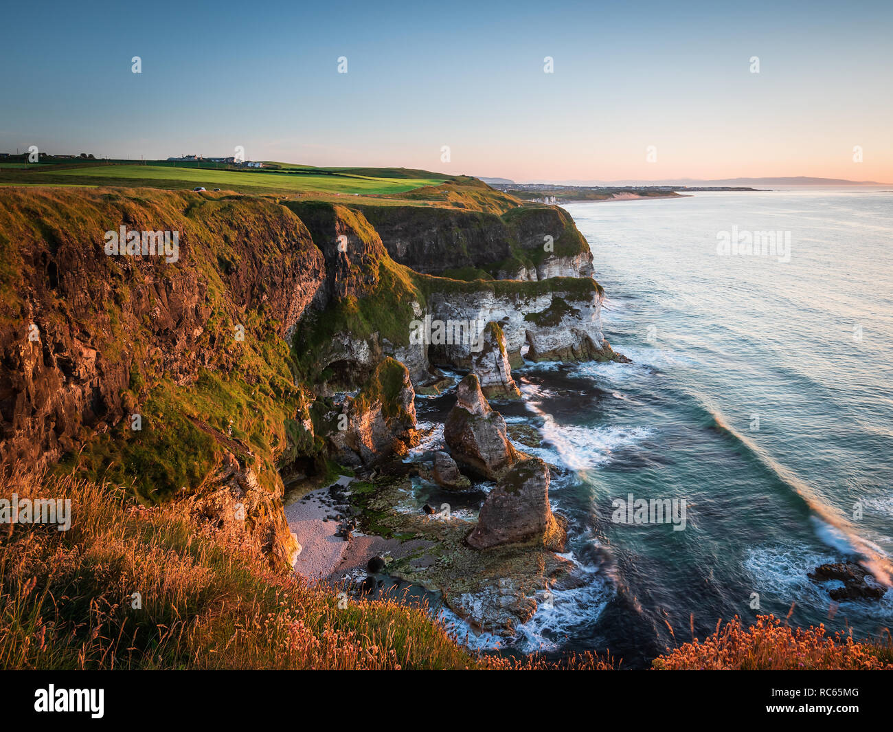 Beau littoral sur la côte de causeway, Portrush,avec des roches blanches falaises sur un soir d'été,N L'Irlande Banque D'Images