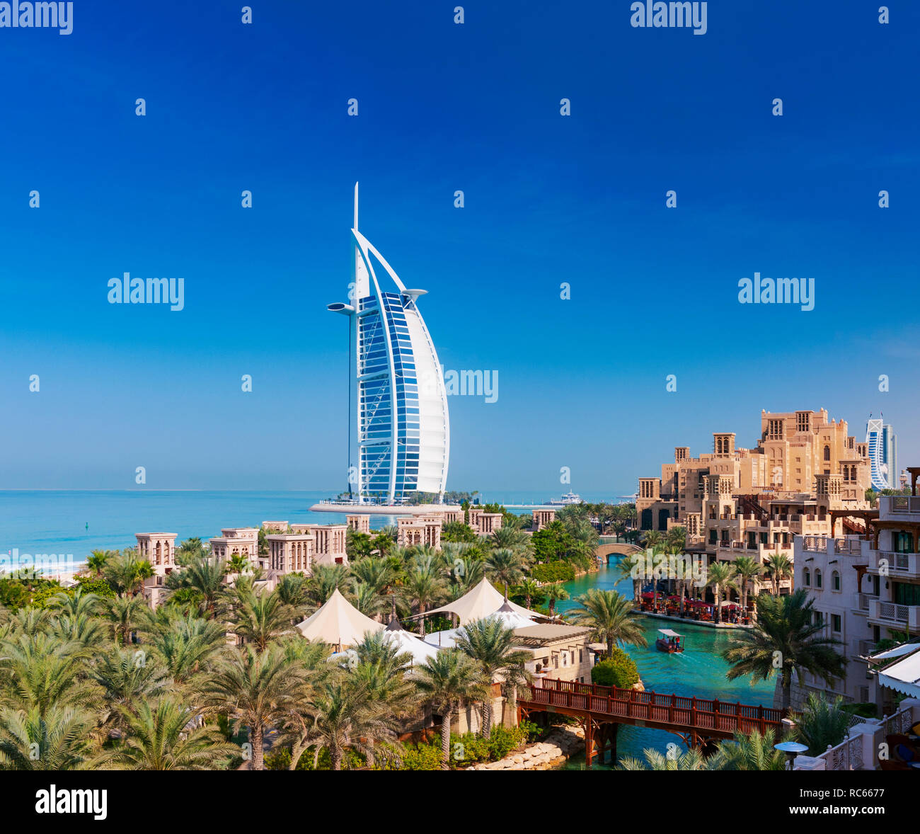 Avis d'hôtels de villégiature de luxe à Madinat Jumeirah et l'hôtel Burj al Arab à Dubaï en arrière en Émirats Arabes Unis Banque D'Images