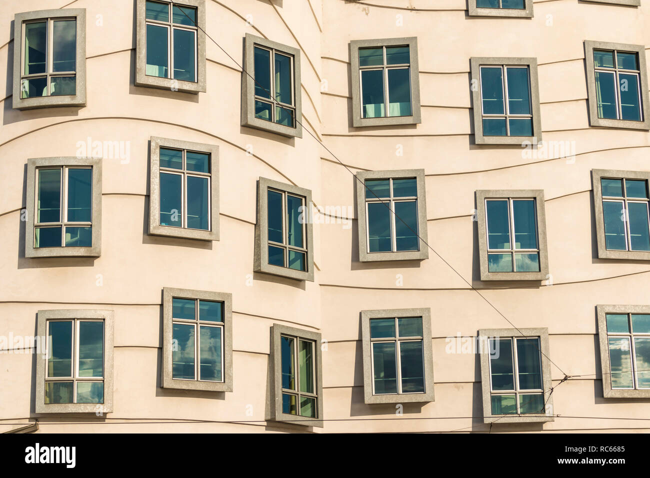 Maison dansante ou Ginger et Fred, Tančící dům, par Frank Gehry et Vlado Milunic , Prague, la Bohême, République Tchèque, Europe Banque D'Images