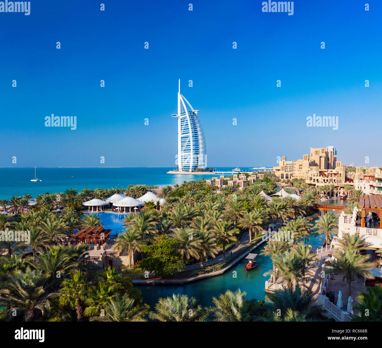 Avis d'hôtels de villégiature de luxe à Madinat Jumeirah et l'hôtel Burj al Arab à Dubaï en arrière en Émirats Arabes Unis Banque D'Images