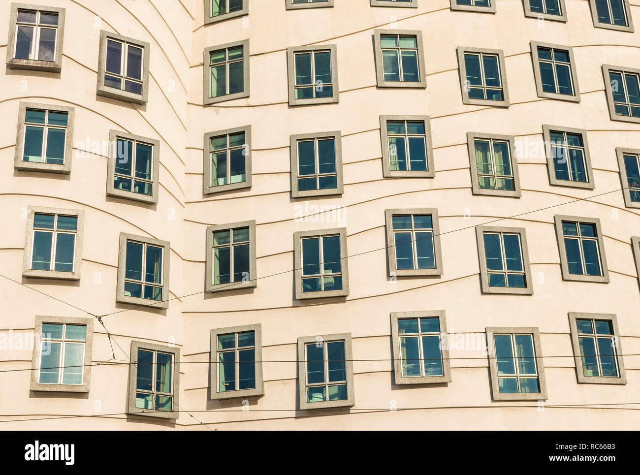 Maison dansante ou Ginger et Fred par Frank Gehry, fermer la fenêtre de formes, de Bohême, Prague, République tchèque, l'Union européenne, l'Europe Banque D'Images