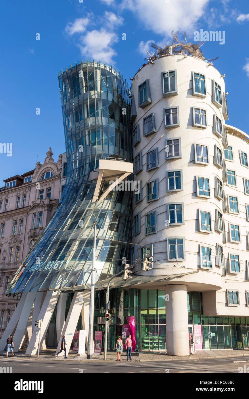 Dancing House Prague ou Ginger et Fred, Tančící dům, par Frank Gehry et Vlado Milunic , Prague, la Bohême, République tchèque, l'Union européenne, l'Europe Banque D'Images