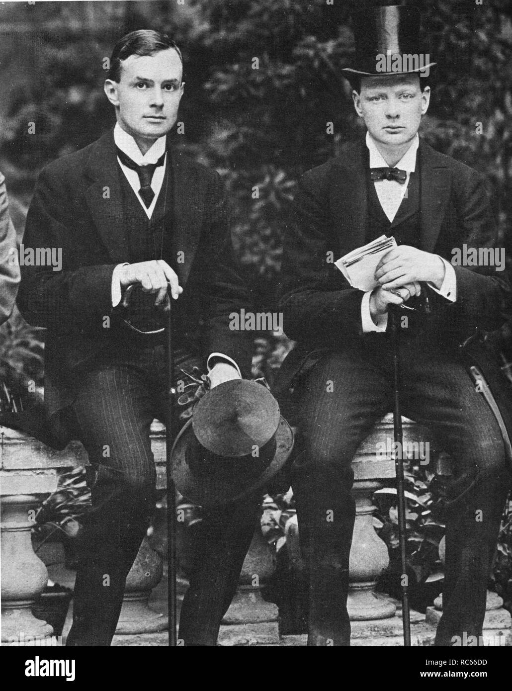 Secrétaire privé, Eddie Marsh avec Winston Churchill, Sous- Secrétaire d'État aux Colonies, à Malte, en route pour l'Afrique en octobre 1907 Banque D'Images