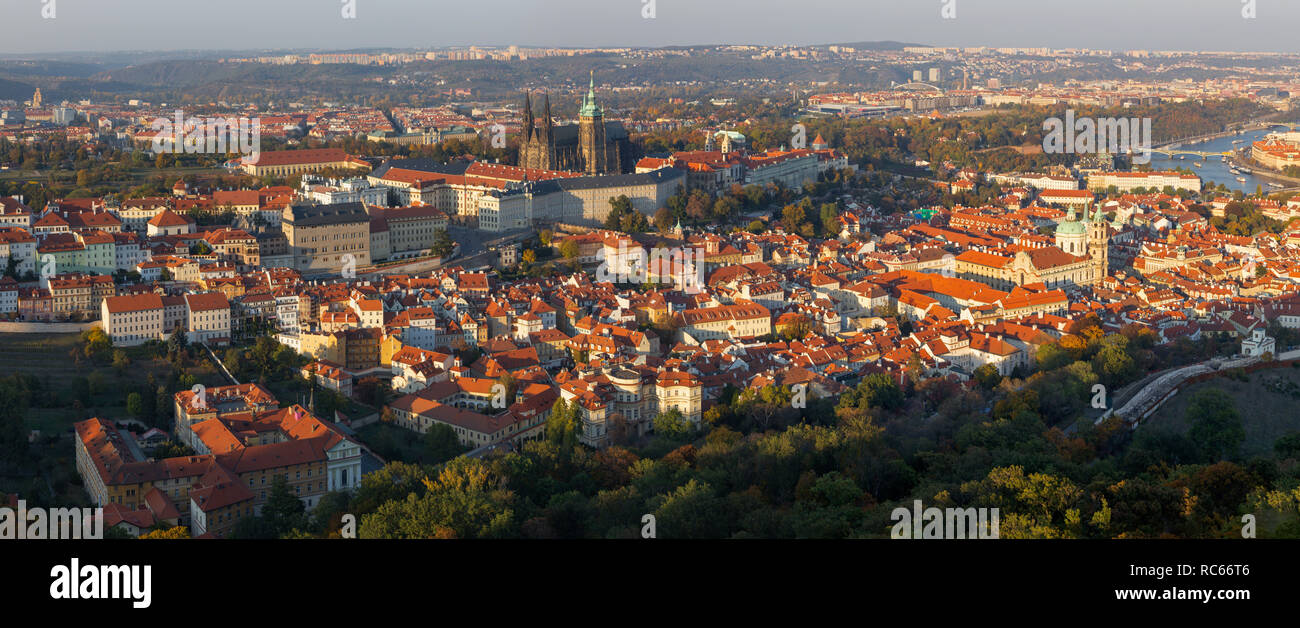 Prague - Le panorama de la ville de Petrin. Banque D'Images