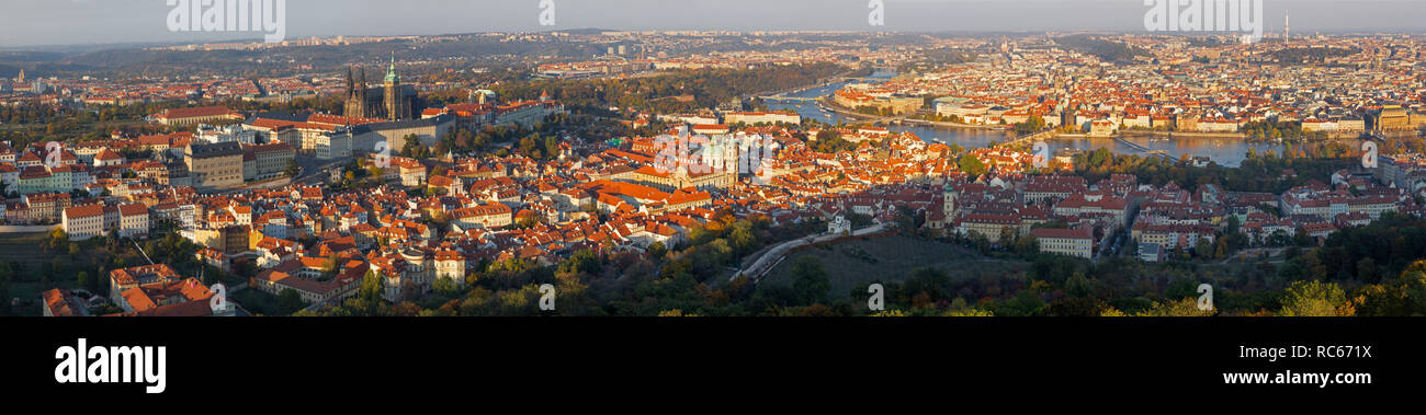 Prague - Le panorama de la ville de Petrin. Banque D'Images