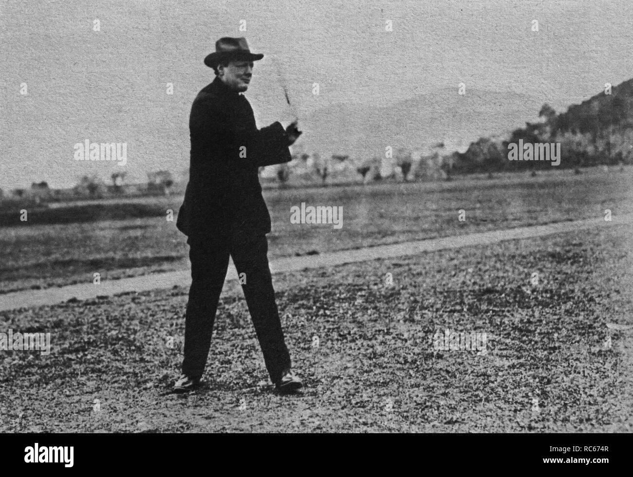 Winston Churchill jouant au golf à Cannes. Février 1913 Banque D'Images
