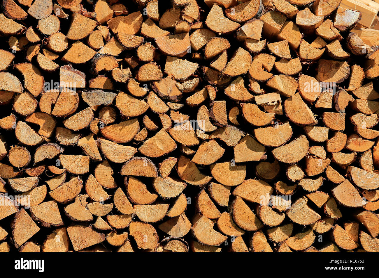 Arrière-plan de sec, haché et moitié bois de sciage de pin dans le stockage. Salo, Finlande. Banque D'Images