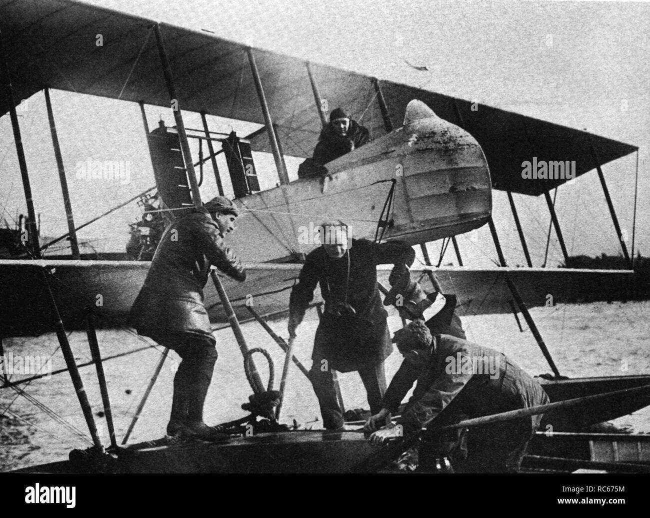 Winston Churchill, après un vol d'entraînement à Eastchurch. 23 février 1914 Banque D'Images