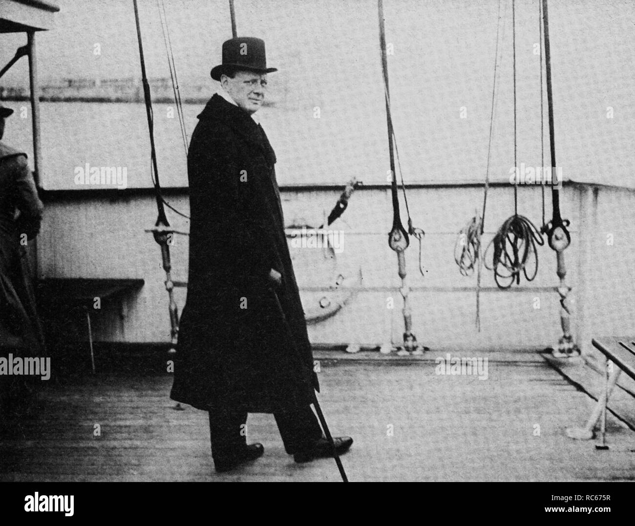 Winston Churchill à bord d'un navire à Douvres sur son chemin vers l'Espagne en tant qu'invité du roi Alfonso. 8 avril 1914 Banque D'Images