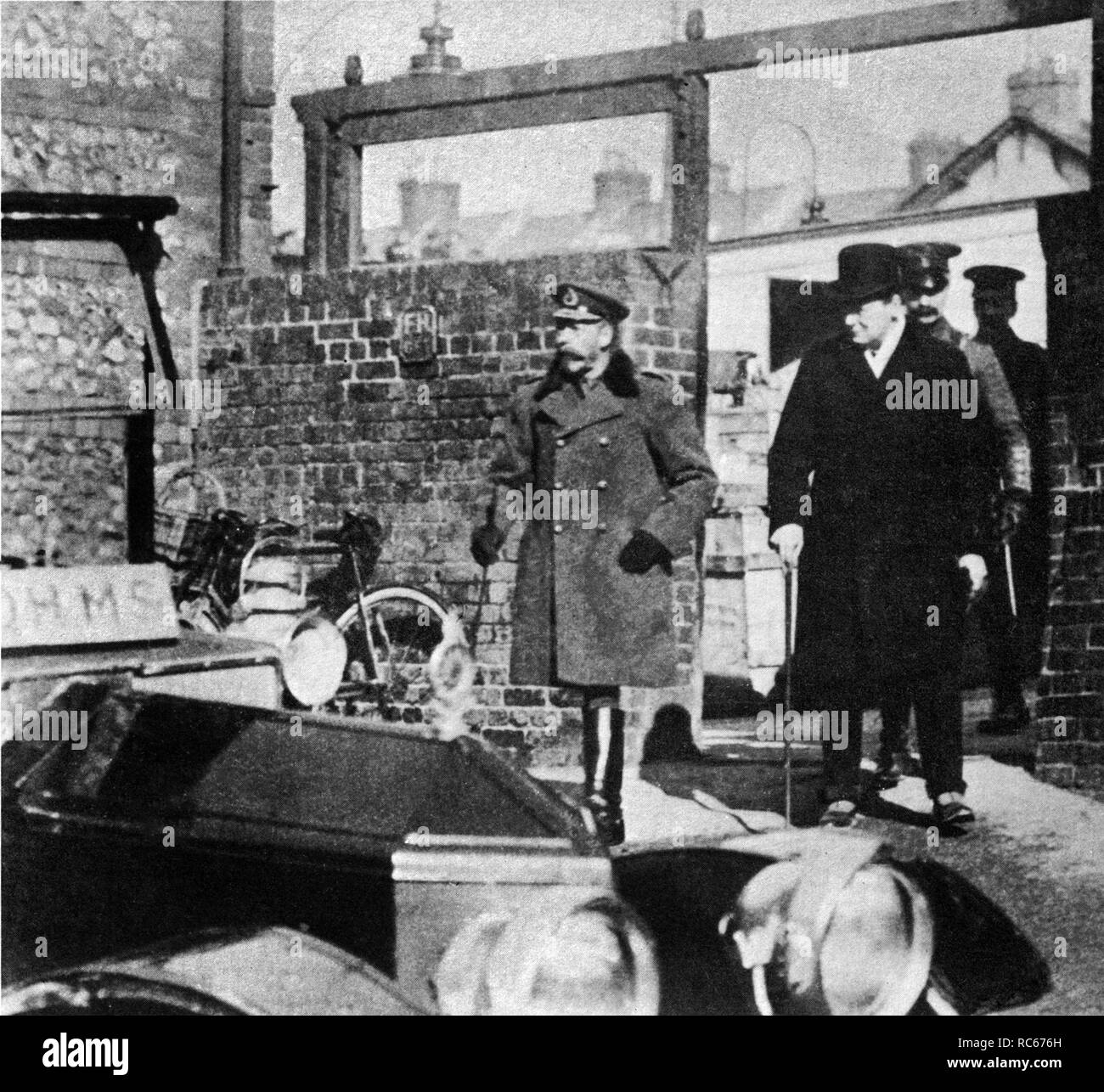 Winston Churchill avec George V inspectant la Royal Naval Division à Blandford, à Dorset, avant qu'il navigue pour les Dardanelles. 25 février 1915 Banque D'Images