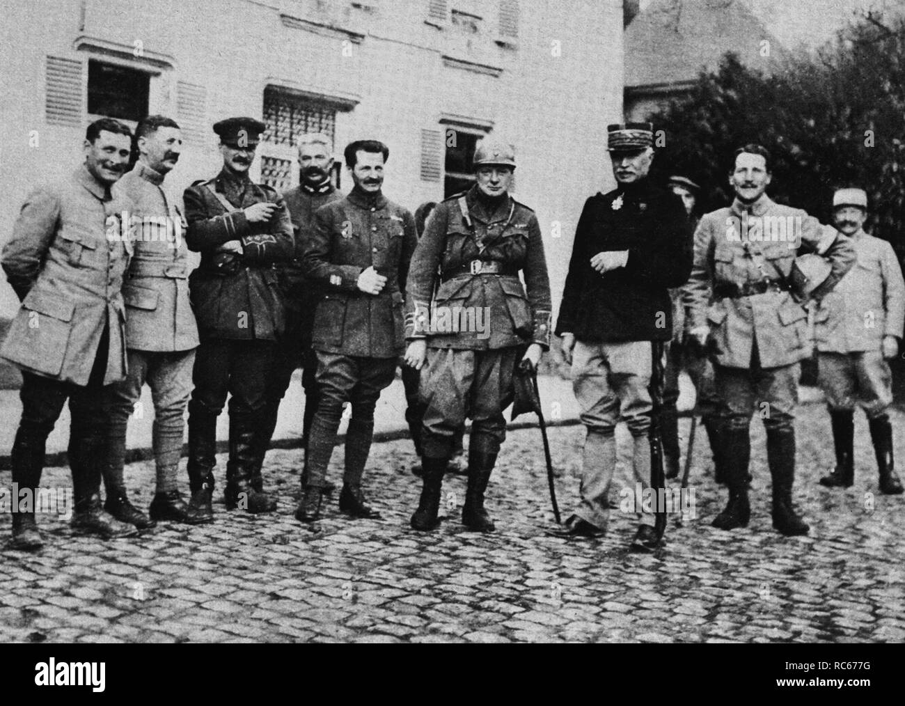 Churchill ayant suivi une formation dans les Grenadier Guards visite la ligne de front française avec son ami Edward Spears, 3e à partir de la gauche. Général Fayolle. 3 décembre 1915 Banque D'Images