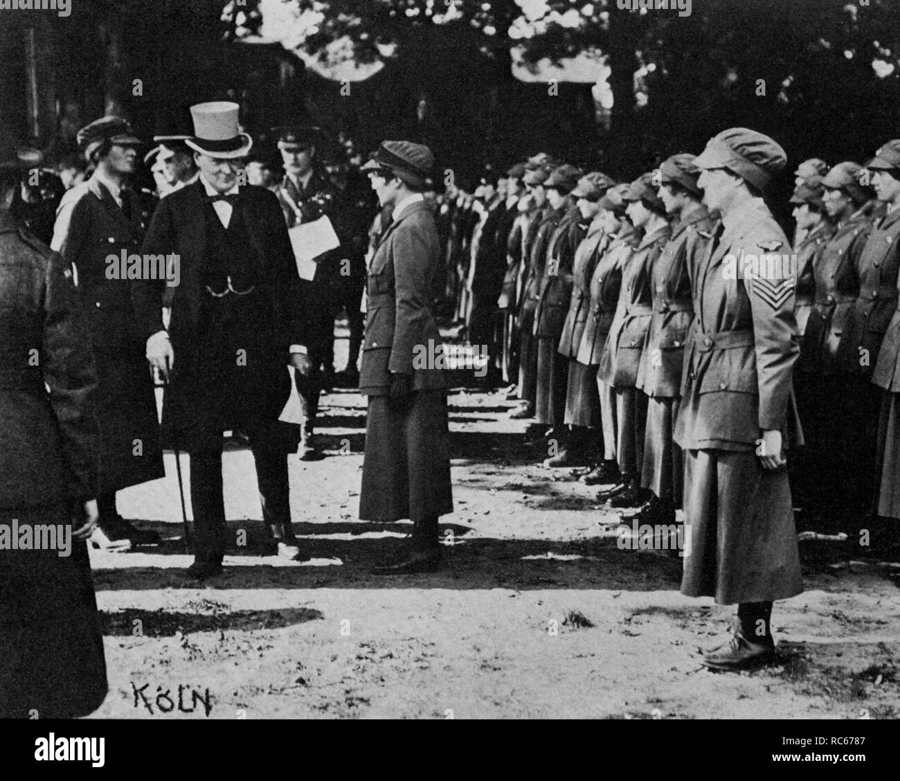 Winston Churchill l'inspection British Women's forces à Cologne. Août 1919 Banque D'Images