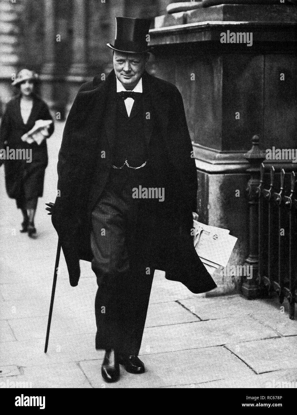 Winston Churchill en laissant 10 Downing Street après l'un des conférences irlandais. 26 mai 1922 Banque D'Images