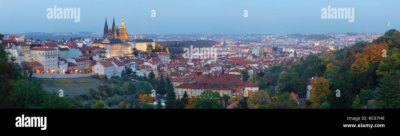 Prague - Le panorama de la ville avec le château et la cathédrale Saint-Guy au crépuscule. Banque D'Images