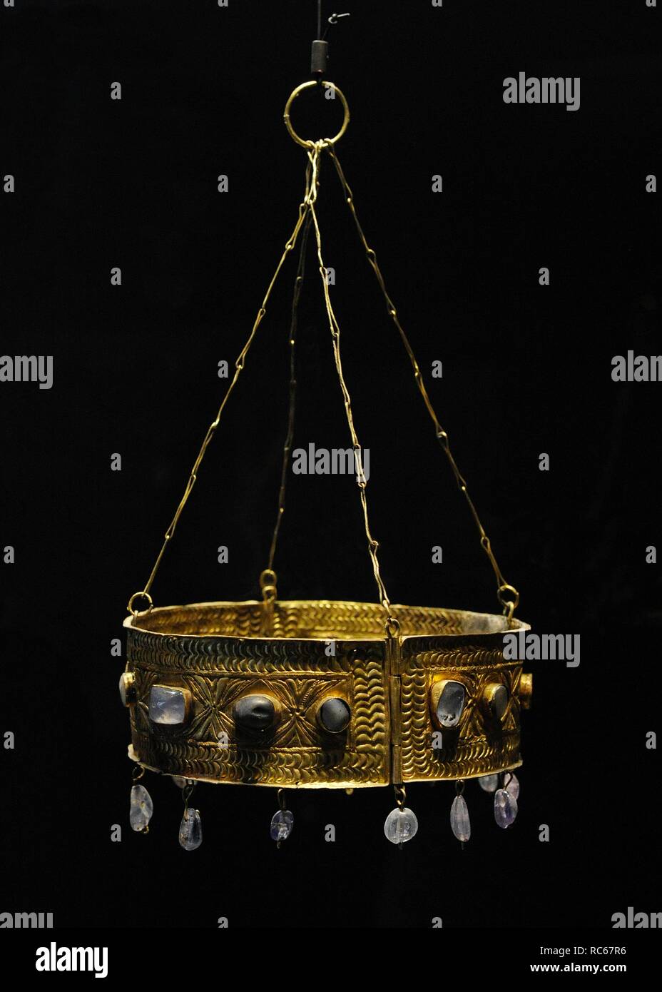 Votiva Corona. Tesoro de Guarrazar. Visigodo. Fechado entre el 621 y 672. Le cri que se formó parte de las ofrendas de los Reyes une visigodos la catedral de Toledo. Procedentes de Guarrazar (Guadamur, cercanías de Toledo). Museo Arqueológico Nacional. Madrid. España. Banque D'Images