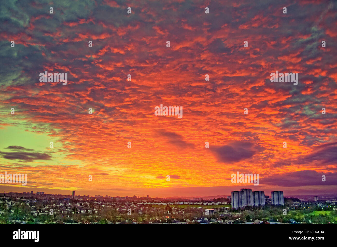 Glasgow, Ecosse, Royaume-Uni, le 14 janvier, 2019. Prévisions météo Royaume-uni : réglable avec la menace d'une autre bête de la neige et de l'Est a vu un magnifique ciel rouge le matin plus d'avertissement de l'extrémité ouest de la ville Gerard Crédit Ferry/Alamy Live News Banque D'Images