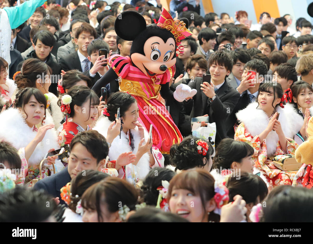 Urayasu, au Japon. 14 Jan, 2019. Personnage de Disney Minnie sourit avec 20-year-old women wearing kimonos durant la cérémonie de leur 'Coming-of-Age Day' célébration à la Tokyo Disneyland à Urayasu, suburban Tokyo le lundi, Janvier 14, 2019. Le nombre de personnes âgées de 20 ans, l'âge légal de l'âge adulte au Japon, est estimé à 1,25 millions de dollars cette année. Credit : Yoshio Tsunoda/AFLO/Alamy Live News Banque D'Images