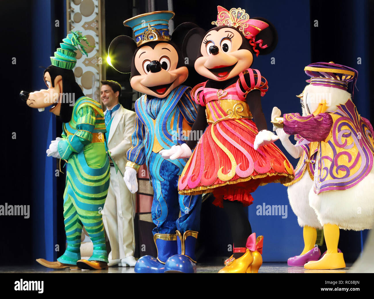 Urayasu, au Japon. 14 Jan, 2019. Personnages de Disney Mickey et Minnie Mouse effectuer comme ils le celebratef 'Coming-of-Age Day' cérémonie au Tokyo Disneyland à Urayasu, suburban Tokyo le lundi, Janvier 14, 2019. Le nombre de personnes âgées de 20 ans, l'âge légal de l'âge adulte au Japon, est estimé à 1,25 millions de dollars cette année. Credit : Yoshio Tsunoda/AFLO/Alamy Live News Banque D'Images