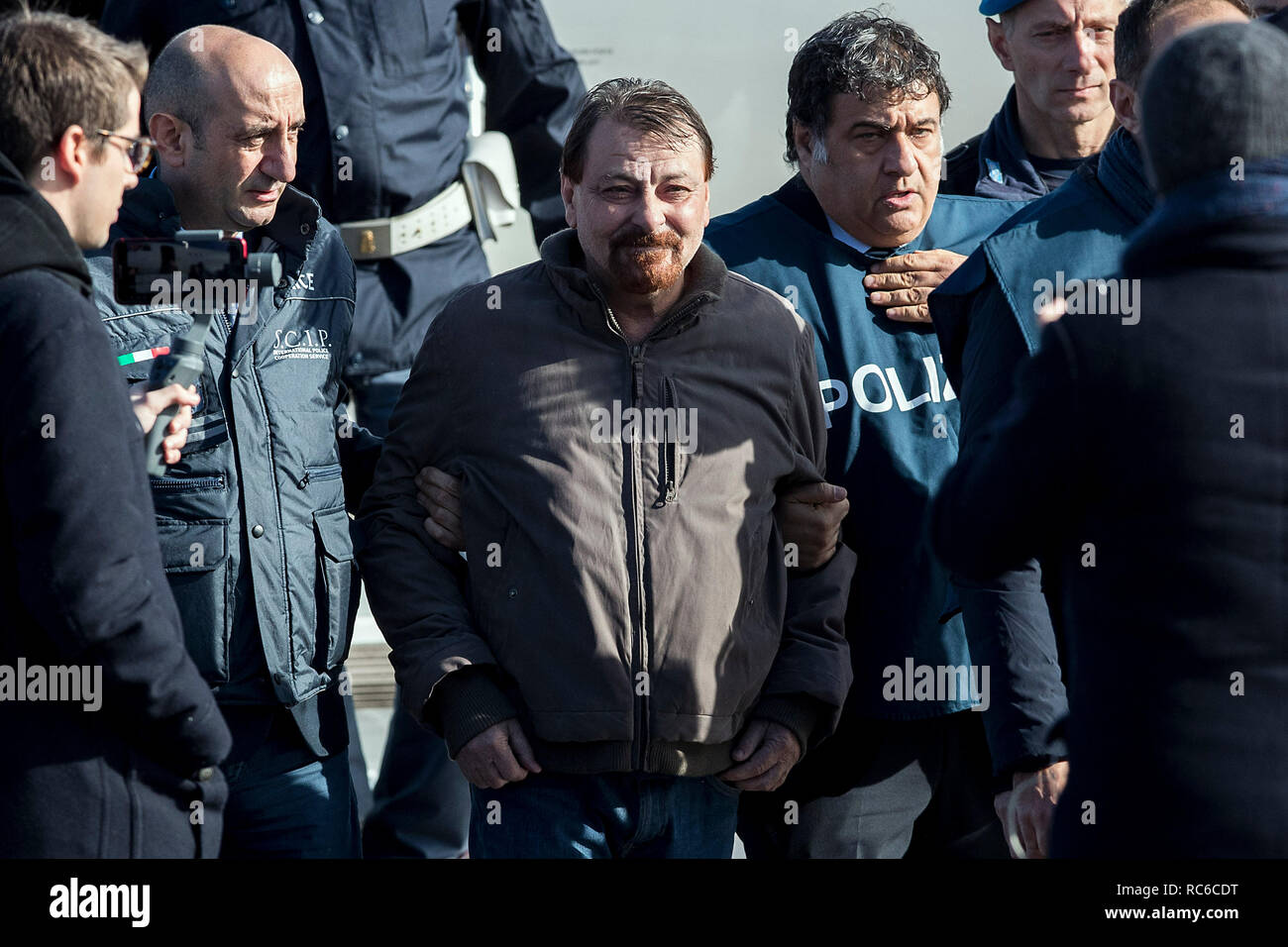 Foto Roberto Monaldo / LaPresse 14-01-2019 Politica Roma Ciampino - Rientro in Italia dell'ex terrorista Cesare Battisti catturato dans Boiivia Nella foto Cesare Battisti scende dall'aereo accompagnato dalla polizia Photo Roberto Monaldo / LaPresse 14-01-2019 Rome (Italie) l'aéroport de Ciampino - Retour à l'Italie de l'ancien terroriste Cesare Battisti, capturé en Bolivie dans la photo Cesare Battisti Banque D'Images