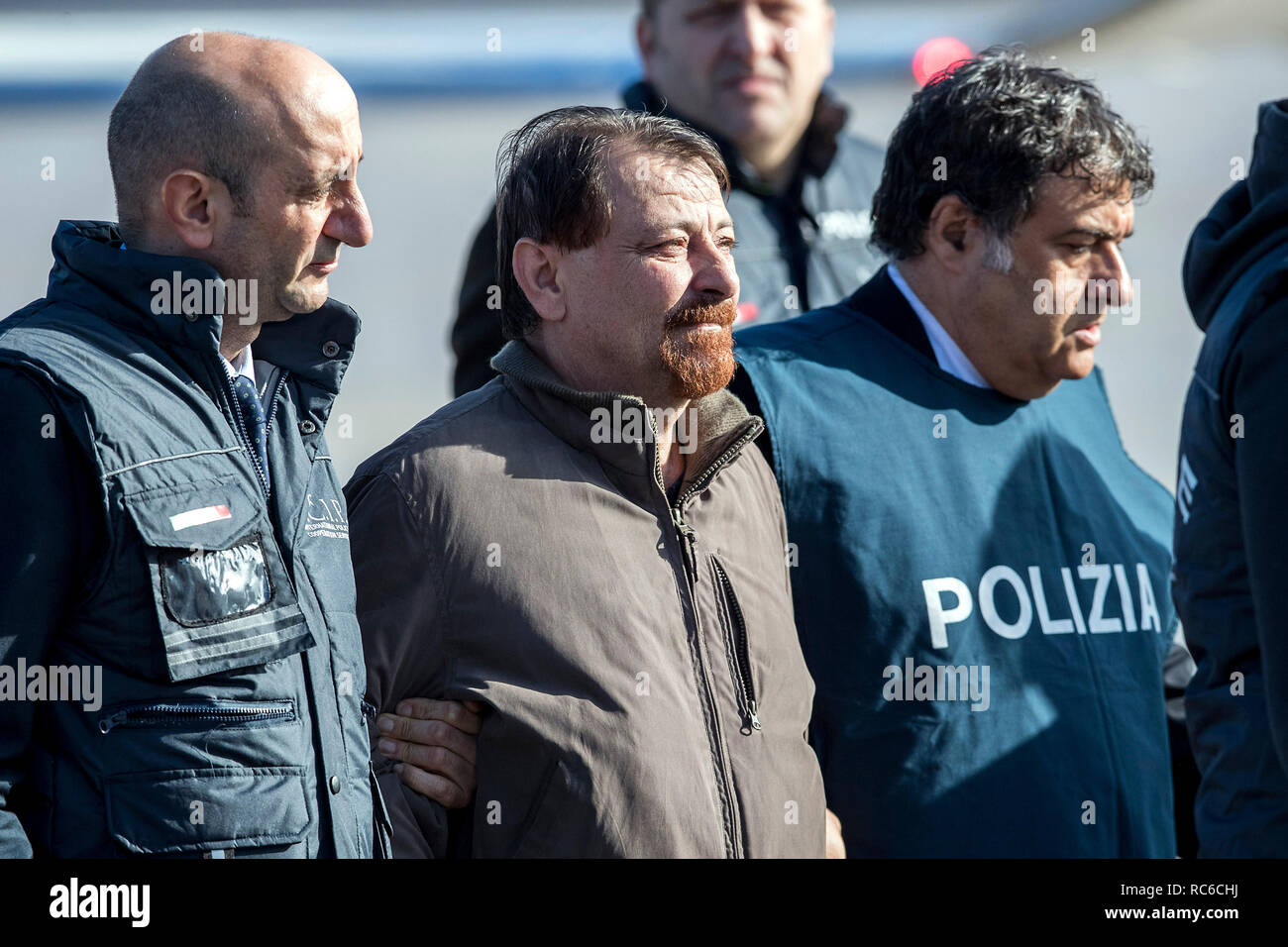 Foto Roberto Monaldo / LaPresse 14-01-2019 Politica Roma Ciampino - Rientro in Italia dell'ex terrorista Cesare Battisti catturato dans Boiivia Nella foto Cesare Battisti scende dall'aereo accompagnato dalla polizia Photo Roberto Monaldo / LaPresse 14-01-2019 Rome (Italie) l'aéroport de Ciampino - Retour à l'Italie de l'ancien terroriste Cesare Battisti, capturé en Bolivie dans la photo Cesare Battisti Banque D'Images