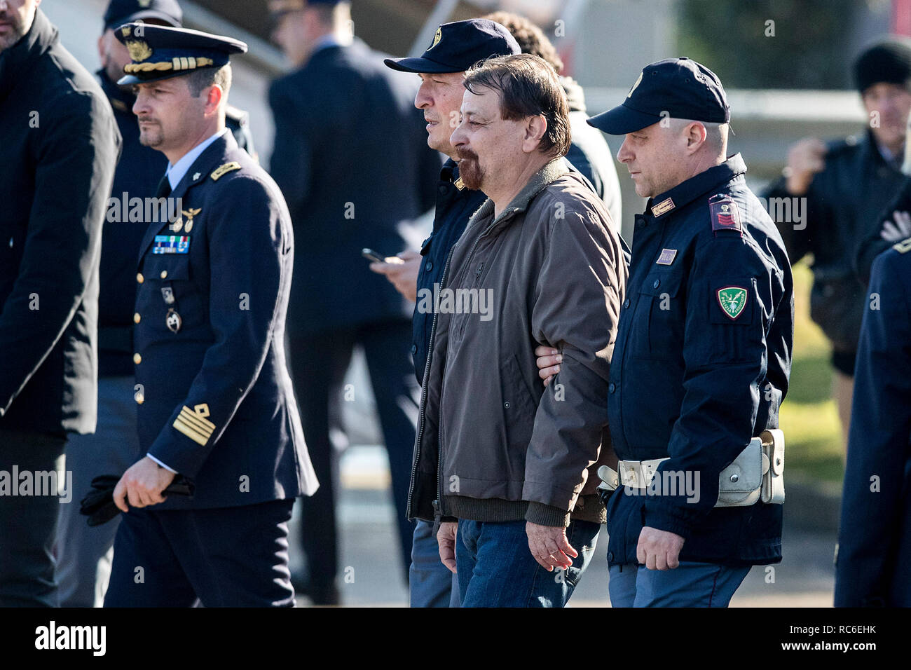 Foto Roberto Monaldo / LaPresse 14-01-2019 Politica Roma Ciampino - Rientro in Italia dell'ex terrorista Cesare Battisti catturato dans Boiivia Nella foto Cesare Battisti dopo le formalit&# xe0 ; burocratiche viene accompagnato dans macchina per essere trasportato verso il in carcere di Roberto Photo Rebibbia Monaldo / LaPresse 14-01-2019 Rome (Italie) l'aéroport de Ciampino - Retour à l'Italie de l'ancien terroriste Cesare Battisti, capturé en Bolivie dans la photo Cesare Battisti Banque D'Images