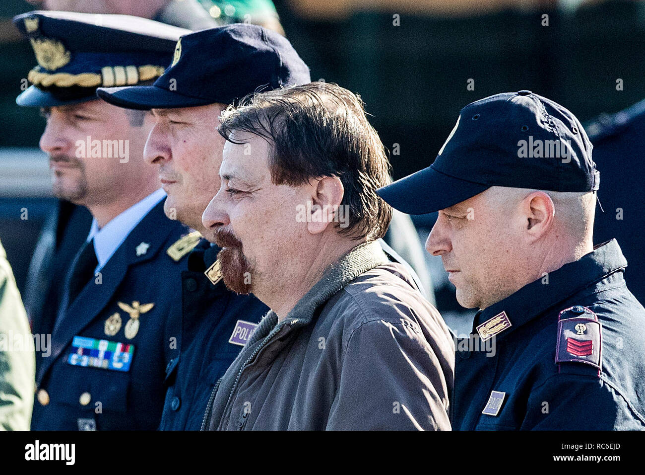 Foto Roberto Monaldo / LaPresse 14-01-2019 Politica Roma Ciampino - Rientro in Italia dell'ex terrorista Cesare Battisti catturato dans Boiivia Nella foto Cesare Battisti dopo le formalit&# xe0 ; burocratiche viene accompagnato dans macchina per essere trasportato verso il in carcere di Roberto Photo Rebibbia Monaldo / LaPresse 14-01-2019 Rome (Italie) l'aéroport de Ciampino - Retour à l'Italie de l'ancien terroriste Cesare Battisti, capturé en Bolivie dans la photo Cesare Battisti Banque D'Images