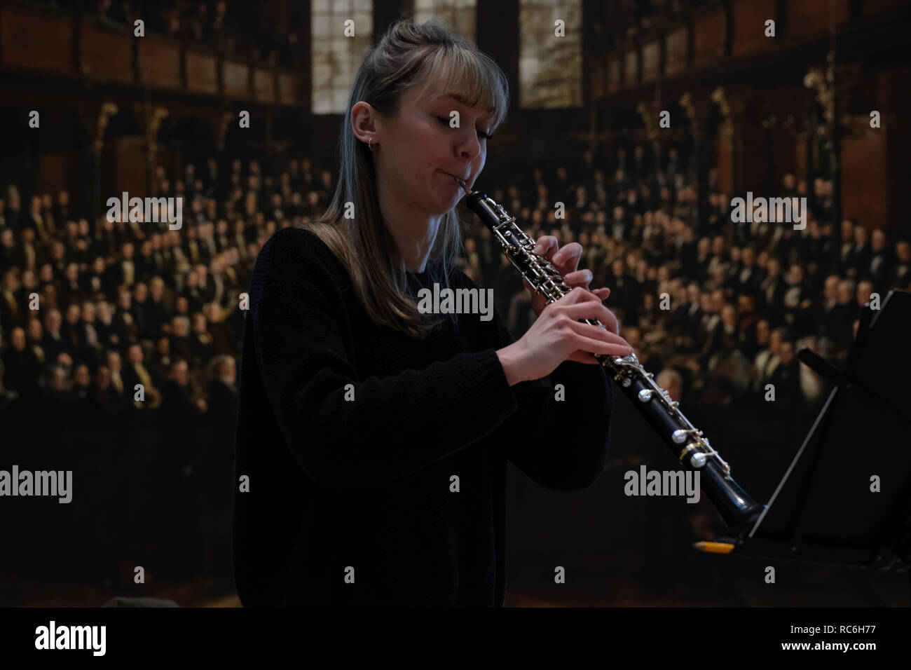 National Portrait Gallery, Londres, Angleterre. 14 janvier, 2019. Une performance basée sur des peintures de filles de Gainsborough actuellement exposées au Musée national du portrait mis à la musique de l'hautboïste Johann Christian Fischer. Directeur : Luc Dixon Directeur musical : Tyrone Landau chorégraphe : Jane Turner Cast : Angie Goddard, Theresa Hoffmann, Fiona McKinnon, Lizzie Willis, l'hautboïste : Penelope Carter Guest luthiste : Grace Rumgay Crédit. Mark O'Brien/Alamy live news Banque D'Images