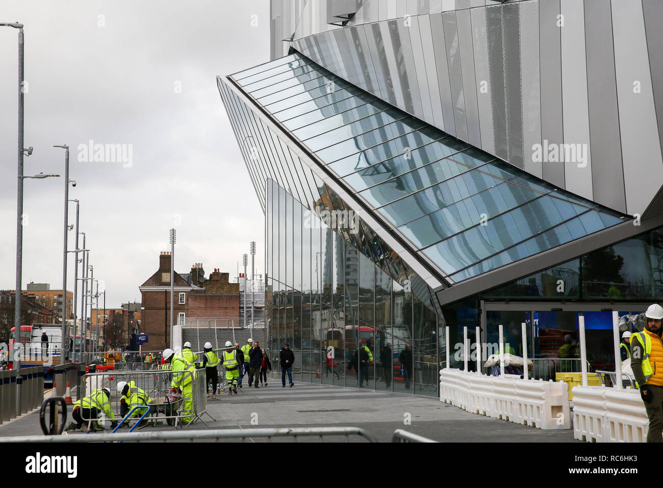 Tottenham Hotspur. London, UK 14 Jan 2019 - Vue extérieure du général le nouveau stade du Tottenham Hotspur. Tottenham Hotspur's new £1milliards stadium à White Hart Lane, dans le nord de Londres ne seront pas terminés d'ici la fin de la saison, selon des rapports. Le nouveau terrain, qui sera officiellement inauguré en septembre dernier, reste en construction avec Spurs continue de jouer tous leurs matches à domicile au stade de Wembley. Tottenham Hotspur Football club toujours l'intention d'ouvrir le stade en mars 2019. Credit : Dinendra Haria/Alamy Live News Banque D'Images