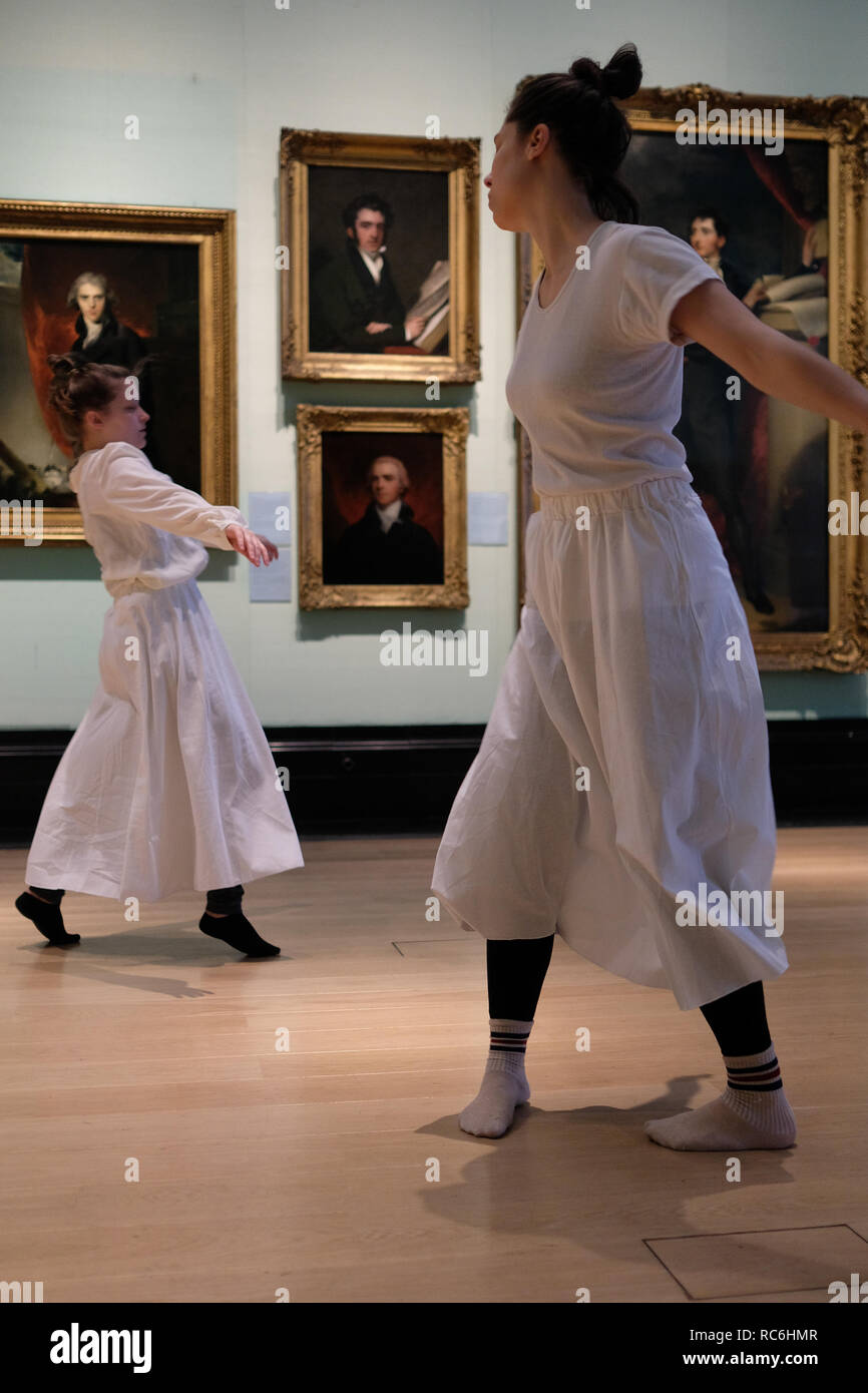 National Portrait Gallery, Londres, Angleterre. 14 janvier, 2019. Une performance basée sur des peintures de filles de Gainsborough actuellement exposées au Musée national du portrait mis à la musique de l'hautboïste Johann Christian Fischer. Directeur : Luc Dixon Directeur musical : Tyrone Landau chorégraphe : Jane Turner Cast : Angie Goddard, Theresa Hoffmann, Fiona McKinnon, Lizzie Willis, l'hautboïste : Penelope Carter Guest luthiste : Grace Rumgay Crédit. Mark O'Brien/Alamy live news Banque D'Images