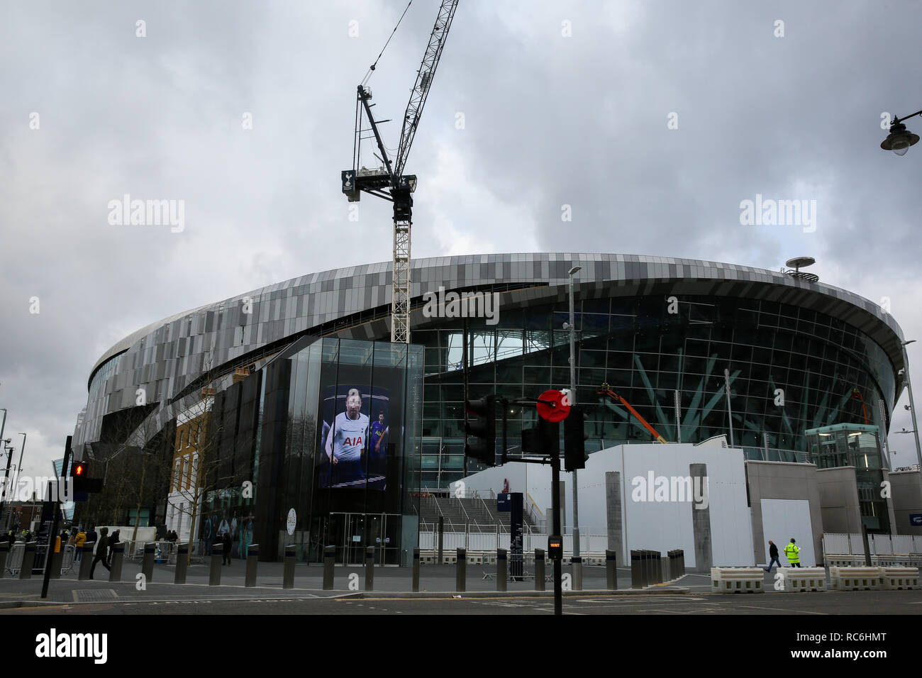 Tottenham Hotspur. London, UK 14 Jan 2019 - Vue extérieure du général le nouveau stade du Tottenham Hotspur. Tottenham Hotspur's new £1milliards stadium à White Hart Lane, dans le nord de Londres ne seront pas terminés d'ici la fin de la saison, selon des rapports. Le nouveau terrain, qui sera officiellement inauguré en septembre dernier, reste en construction avec Spurs continue de jouer tous leurs matches à domicile au stade de Wembley. Tottenham Hotspur Football club toujours l'intention d'ouvrir le stade en mars 2019. Credit : Dinendra Haria/Alamy Live News Banque D'Images