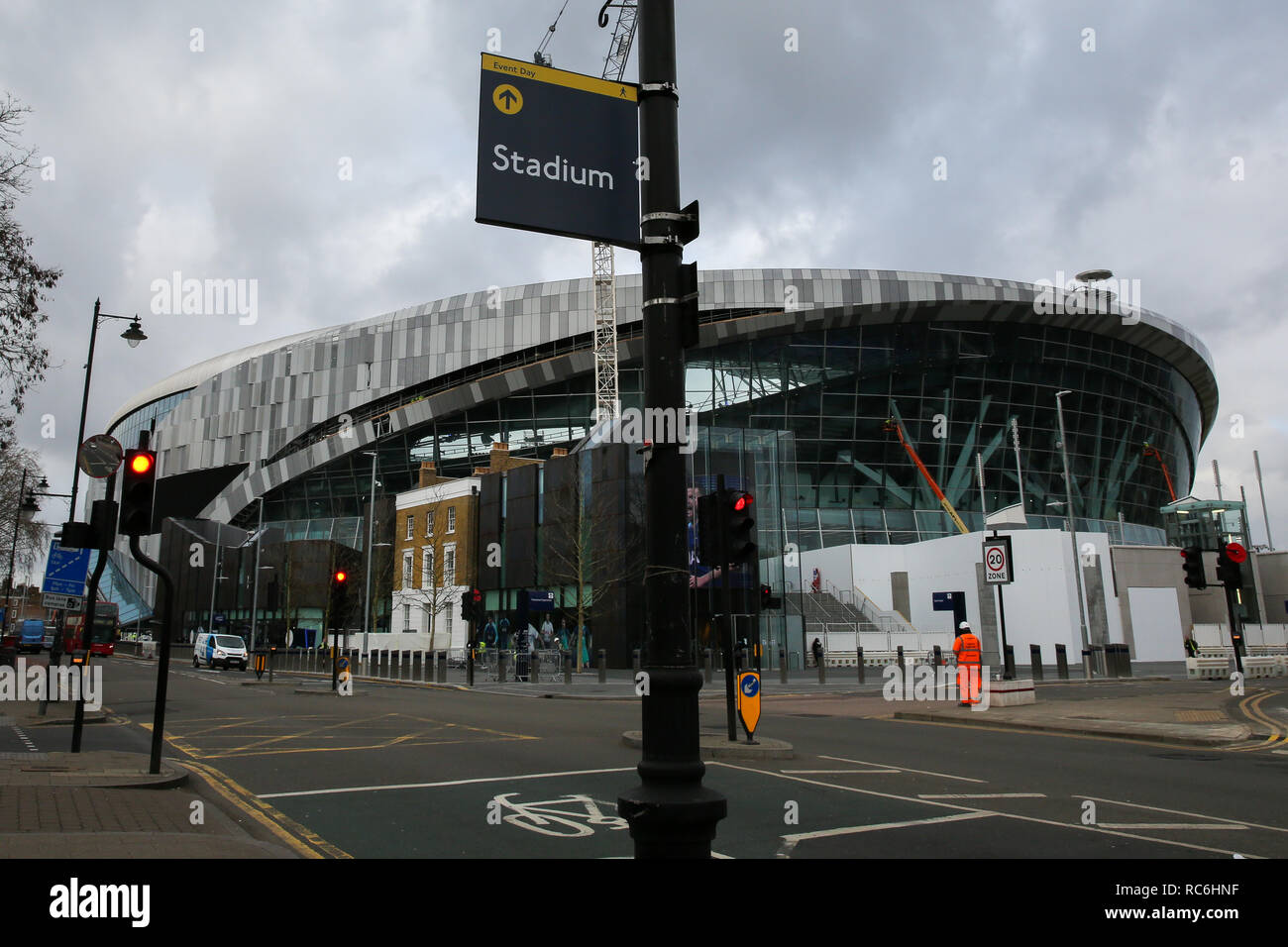 Tottenham Hotspur. London, UK 14 Jan 2019 - Vue extérieure du général le nouveau stade du Tottenham Hotspur. Tottenham Hotspur's new £1milliards stadium à White Hart Lane, dans le nord de Londres ne seront pas terminés d'ici la fin de la saison, selon des rapports. Le nouveau terrain, qui sera officiellement inauguré en septembre dernier, reste en construction avec Spurs continue de jouer tous leurs matches à domicile au stade de Wembley. Tottenham Hotspur Football club toujours l'intention d'ouvrir le stade en mars 2019. Credit : Dinendra Haria/Alamy Live News Banque D'Images