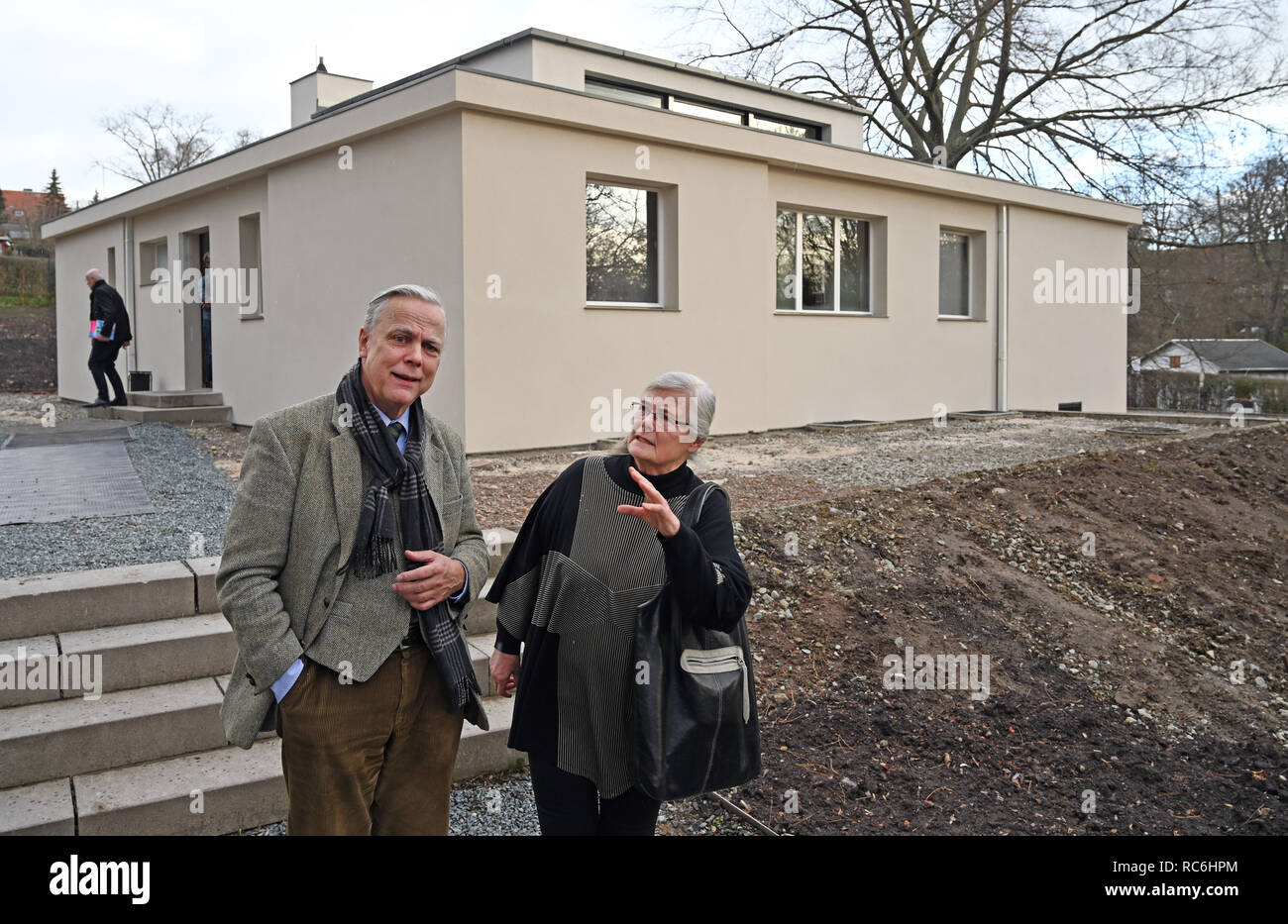 14 janvier 2019, la Thuringe, Weimar : Hellmut Seemann, Président de la Klassik Stiftung Weimar, et Marlis Grönwald, dernier occupant de la maison modèle 'am Horn', stand en face de l'immeuble. La chambre 'am Horn' a été remis par la ville de Weimar pour la Klassik Stiftung Weimar. Il a été conçu par le maître du Bauhaus Georg Muche et construit pour la première exposition d'envergure et exposition du Bauhaus en 1923 avec le soutien de Walter Gropius' bureau d'architecture. Il a été inscrit au Patrimoine Mondial de l'Unesco depuis 1996. À l'avenir, la Klassik Stiftung va maintenir le bâtiment et de le présenter à t Banque D'Images