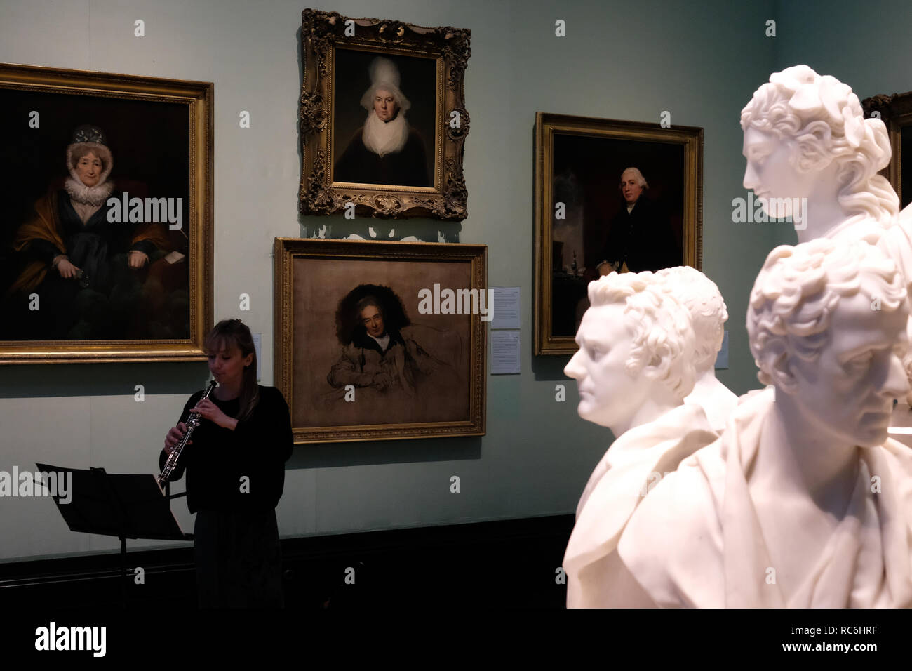National Portrait Gallery, Londres, Angleterre. 14 janvier, 2019. Une performance basée sur des peintures de filles de Gainsborough actuellement exposées au Musée national du portrait mis à la musique de l'hautboïste Johann Christian Fischer. Directeur : Luc Dixon Directeur musical : Tyrone Landau chorégraphe : Jane Turner Cast : Angie Goddard, Theresa Hoffmann, Fiona McKinnon, Lizzie Willis, l'hautboïste : Penelope Carter Guest luthiste : Grace Rumgay Crédit. Mark O'Brien/Alamy live news Banque D'Images
