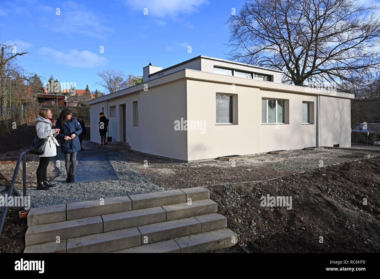 14 janvier 2019, la Thuringe, Weimar : La maison modèle 'am Horn' a été remis par la ville de Weimar pour la Klassik Stiftung Weimar. La chambre 'am Horn' a été conçu par le maître du Bauhaus Georg Muche et construit pour la première exposition d'envergure et exposition du Bauhaus en 1923 avec le soutien de Walter Gropius' bureau d'architecture. Il a été inscrit au Patrimoine Mondial de l'Unesco depuis 1996. À l'avenir, la Klassik Stiftung va maintenir le bâtiment et de le présenter au public. Photo : Martin Schutt/dpa-Zentralbild/dpa Banque D'Images