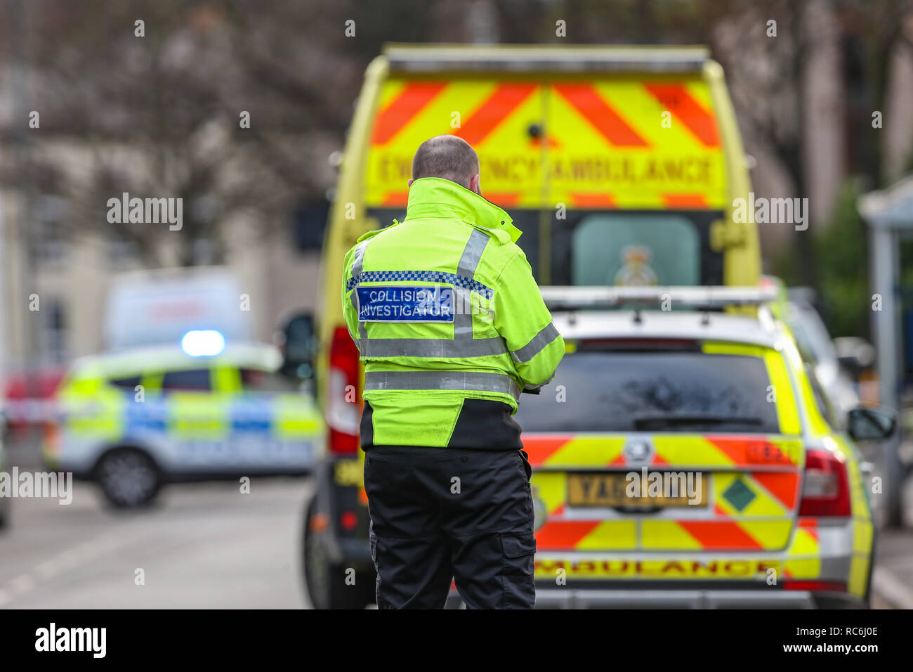 Pitsmoor, Sheffield, Royaume-Uni. 14 janvier 2019, route, Pitsmoor Burngreave, Sheffield, Angleterre ; femelle dans un état grave après une collision avec une ambulance sur Burngreave Pitsmoor Road Sheffield ; Un chercheur examine les lieux de collision pour preuve de collision d'aujourd'hui Crédit : News Images /Alamy Live News Banque D'Images