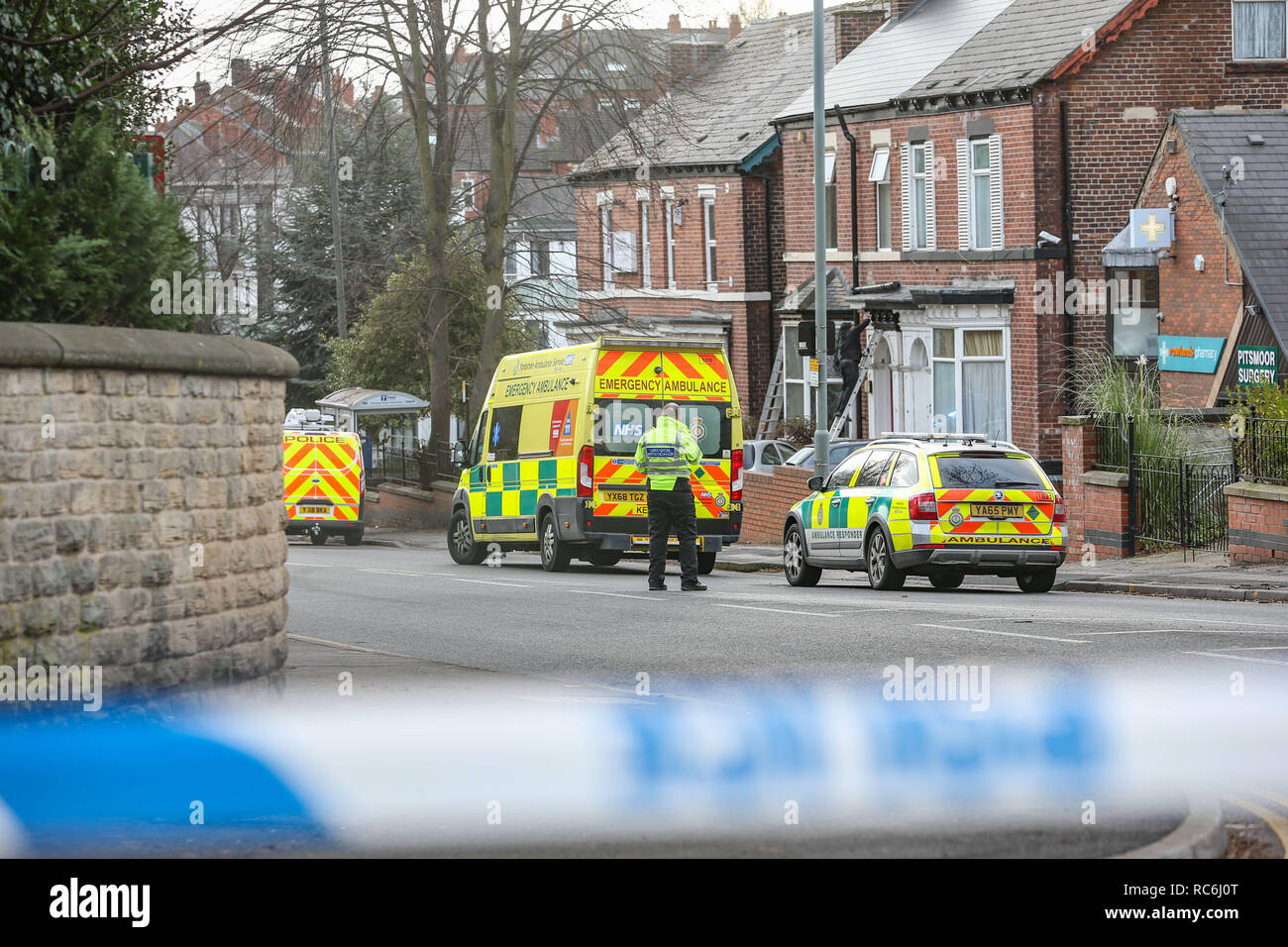 Pitsmoor, Sheffield, Royaume-Uni. 14 janvier 2019, route, Pitsmoor Burngreave, Sheffield, Angleterre ; femelle dans un état grave après une collision avec une ambulance sur Burngreave Pitsmoor Road Sheffield ; Un chercheur examine les lieux de collision pour preuve de collision d'aujourd'hui Crédit : News Images /Alamy Live News Banque D'Images