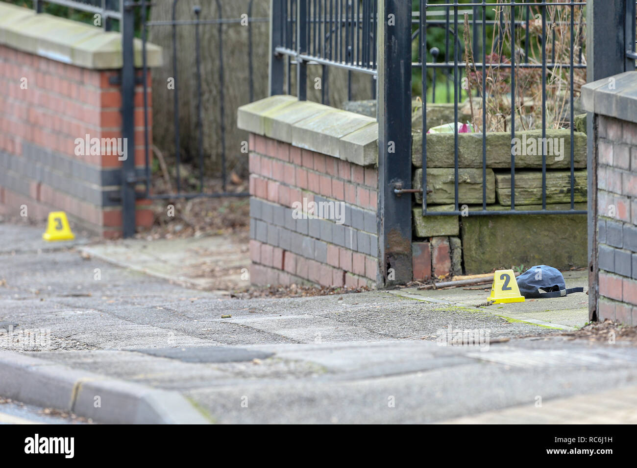 Pitsmoor, Sheffield, Royaume-Uni. 14 janvier 2019, route, Pitsmoor Burngreave, Sheffield, Angleterre ; femelle dans un état grave après une collision avec une ambulance sur Burngreave Pitsmoor Road Sheffield ; un marqueur d'investigation coniques (2) marque l'endroit d'un chapeau que le cycliste perdu pendant la collision Crédit : News Images /Alamy Live News Banque D'Images