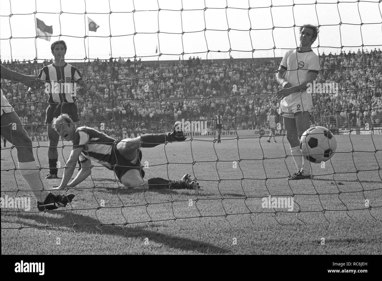 Dieter BRENNINGER (Bayern Munich) a marqué le but à 5 : 1, goalsschuss, action, football 1. Bundesliga, Bayern Munich - Kickers Offenbach 5 : 1 à Munich, 24.05.1989, le LDF règlement interdit toute utilisation des photographies comme des séquences d'images et/ou quasi-vidéo Â | conditions dans le monde entier Banque D'Images