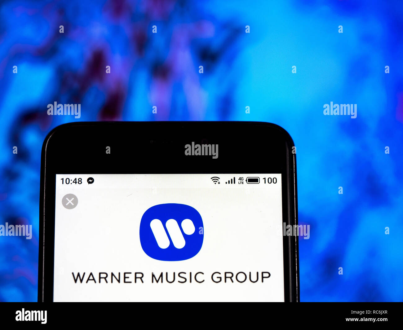 Kiev, Ukraine. 14 Jan, 2019. Warner Music Group logo de l'entreprise vu affichée sur un téléphone intelligent. Crédit : Igor Golovniov SOPA/Images/ZUMA/Alamy Fil Live News Banque D'Images